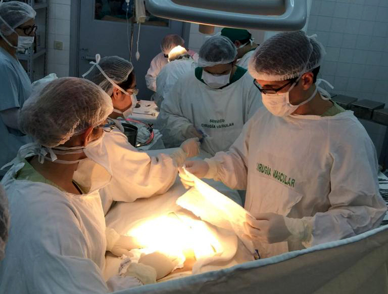 Médicos residentes de la UC asisten en el primer trasplante de riñón del año
