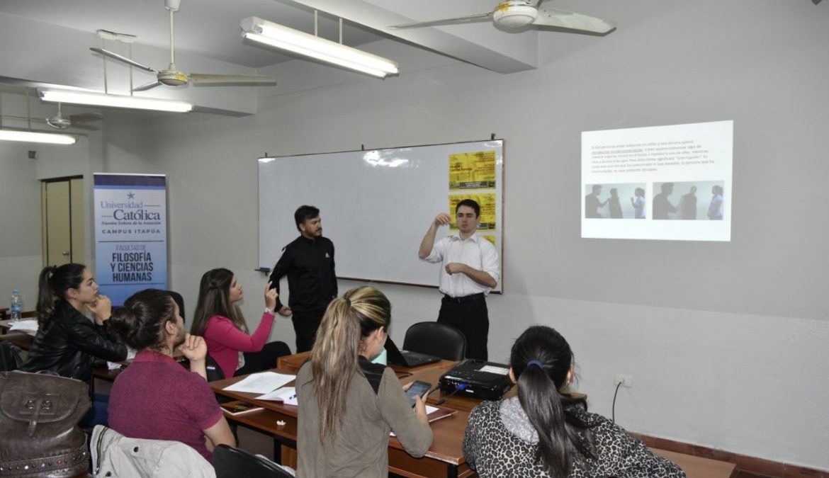 Alumnos aprenden el lenguaje de señas en la UC Campus Itapúa