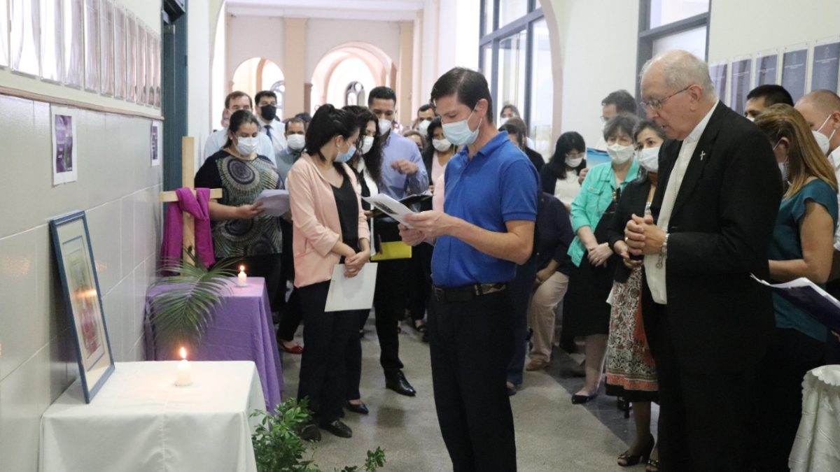 Vía Crucis reúne a la comunidad UC en el Rectorado