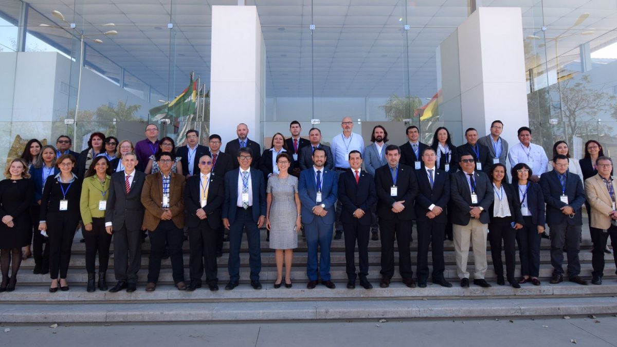 Representantes de la Unidad Pedagógica Carapeguá se capacitan en gestión de la investigación científica en Bolivia