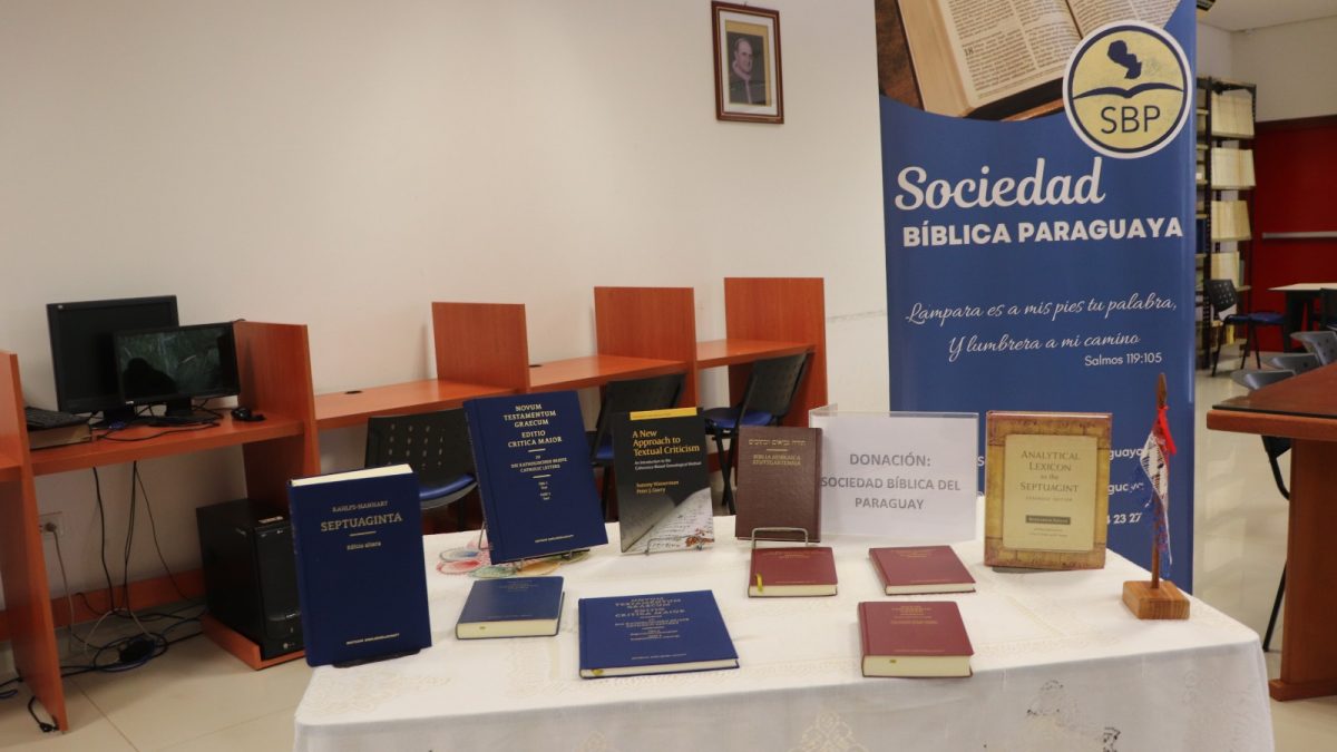 Biblioteca Pablo VI recibe donación de libros de la Sociedad Bíblica del Paraguay