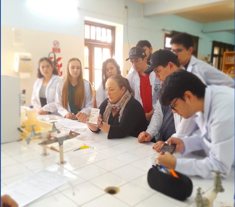 Estudiantes de Ing. Agronómica realizan prácticas de laboratorio en Hohenau