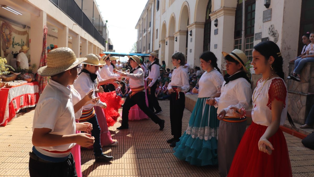 Colorido festejo por el Día del Folclore en La Providencia
