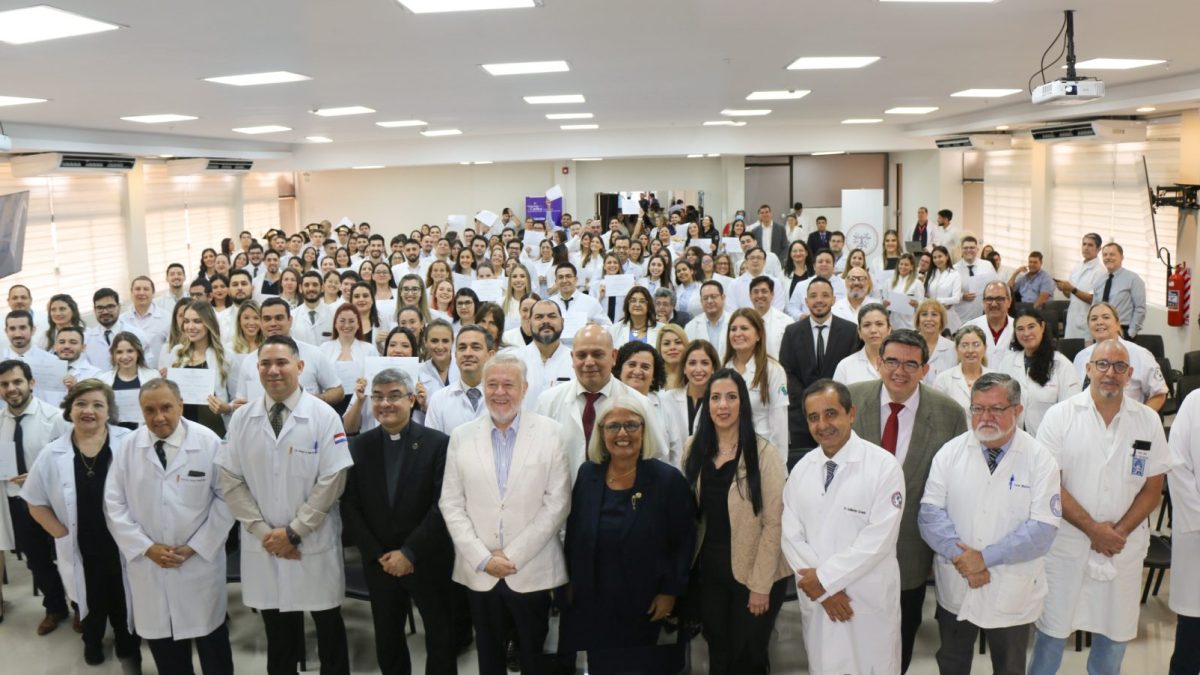 Egresan 164 nuevos médicos especialistas del IPS y la Universidad Católica