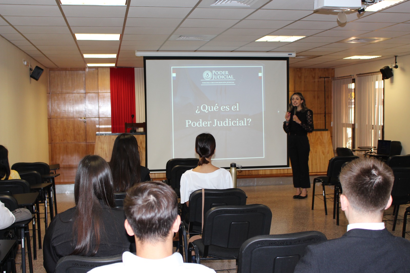 Alumnos de Derecho visitan sede del Palacio de Justicia de Enarnación - UC