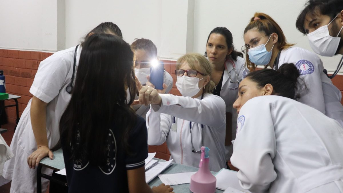 Estudiantes de Medicina de la UC brindan asistencia médica a alumnos de Santa Luisa de Marillac